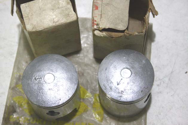 激安挑戦!! スズキ新品ピストン2Set ウルフT90T125K125GT250GT380GT550GT750 オートバイ