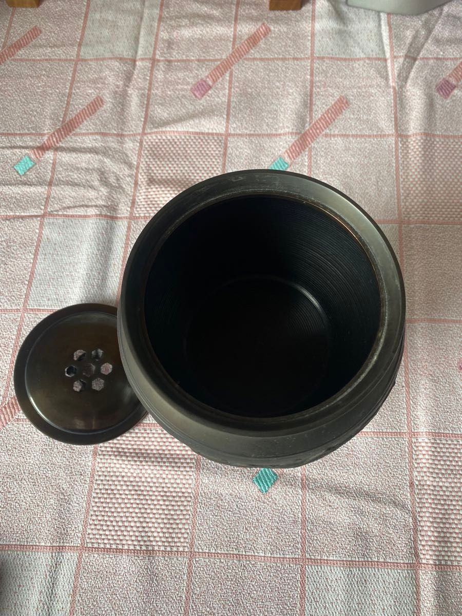 浮彫波紋鯉図 水指/茶道具/茶器/煎茶道具/水差/水器/茶席/点前/金属工芸/約11×15×15cm/重量約1.2kg 花台付