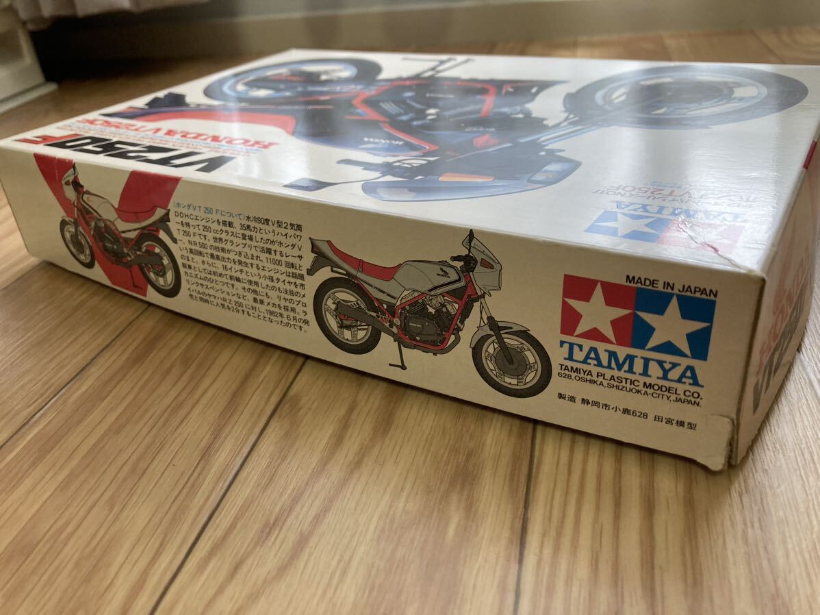 プラモデル タミヤ 1/12 オートバイシリーズ HONDA ホンダ VT250F 未組立 NO.17 レア_画像6