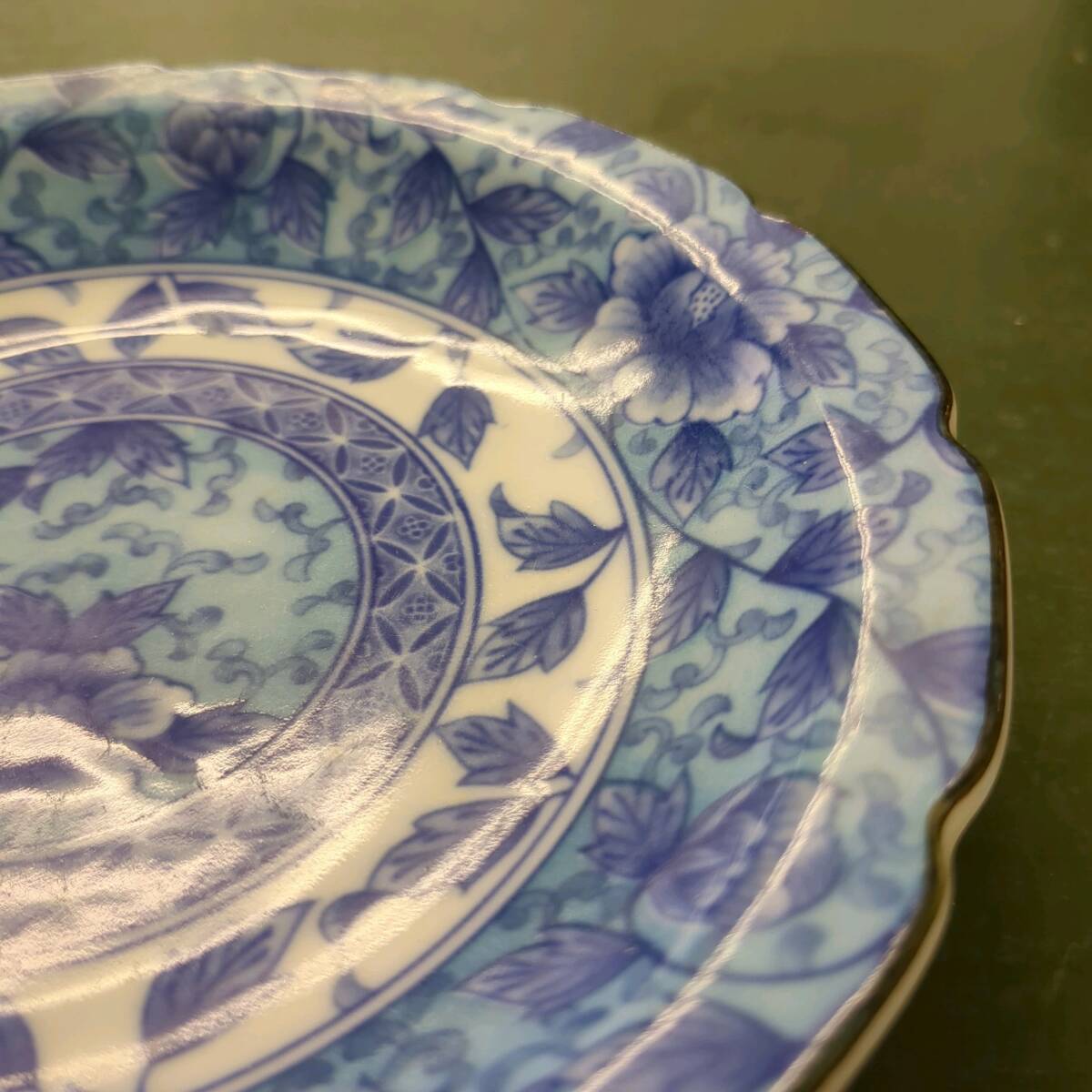 a310 　有田焼　藍　中・小染付輪花皿５枚セット　花紋　藍色、水色、白色と青系　使いやすい大きさ、揃いが嬉しい和食器　取り皿に_画像5