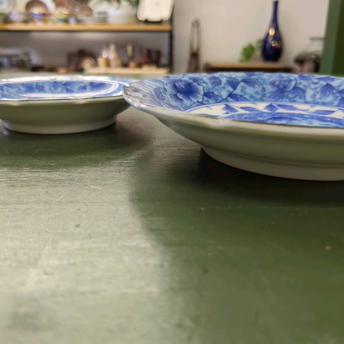 a310 　有田焼　藍　中・小染付輪花皿５枚セット　花紋　藍色、水色、白色と青系　使いやすい大きさ、揃いが嬉しい和食器　取り皿に_画像7