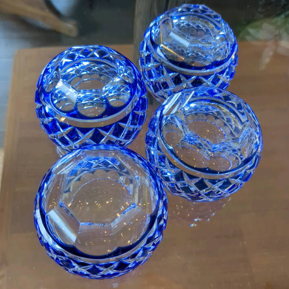 a421 薩摩切子おちょこ藍４個 美品 カメイガラス 冷酒グラス 見事なハンドカットによりコバルトブルーが際立つ優美さ 豆皿としても◎の画像10