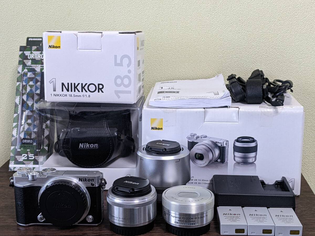 美品 Nikon ニコン 小型ミラーレス Nikon 1 J5 シルバー ダブルズームキット + 単焦点レンズ ショット数1,334枚 おまけケース付き_画像1