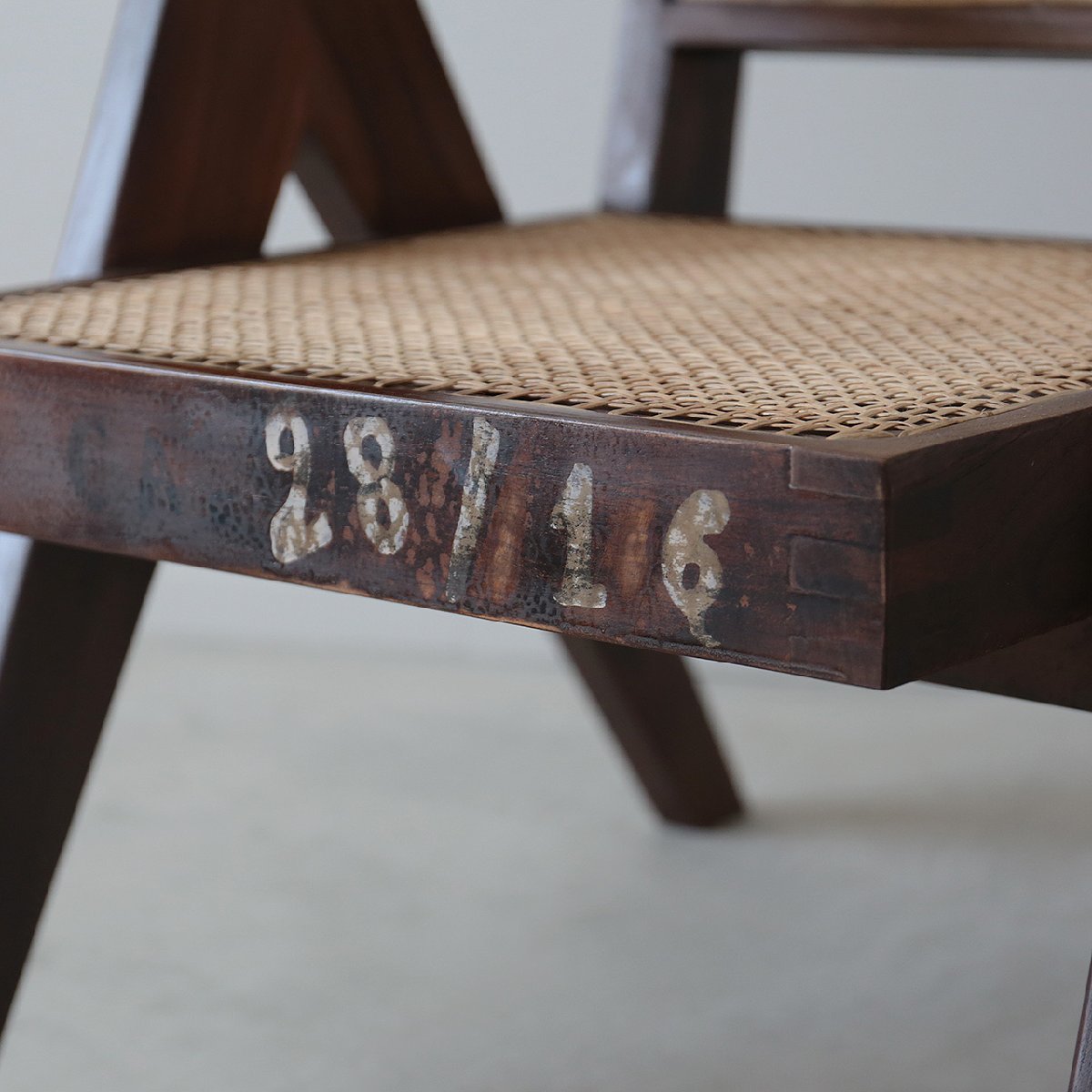 ＜数量限定B品＞ピエールジャンヌレ オフィスチェア ビルマチーク 古材 Pierre Jeanneret Easy Chair V-leg OUTLET 競りの画像7