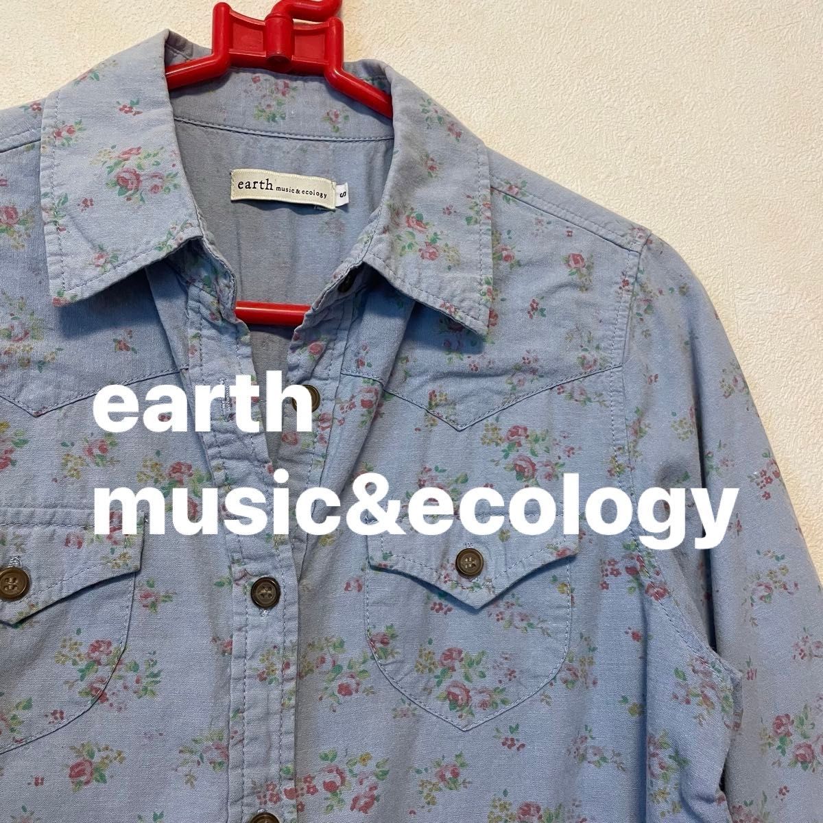 earth music&ecology 薄いブルーの花柄シャツブラウス　デニムシャツ風　春夏秋　七分袖　