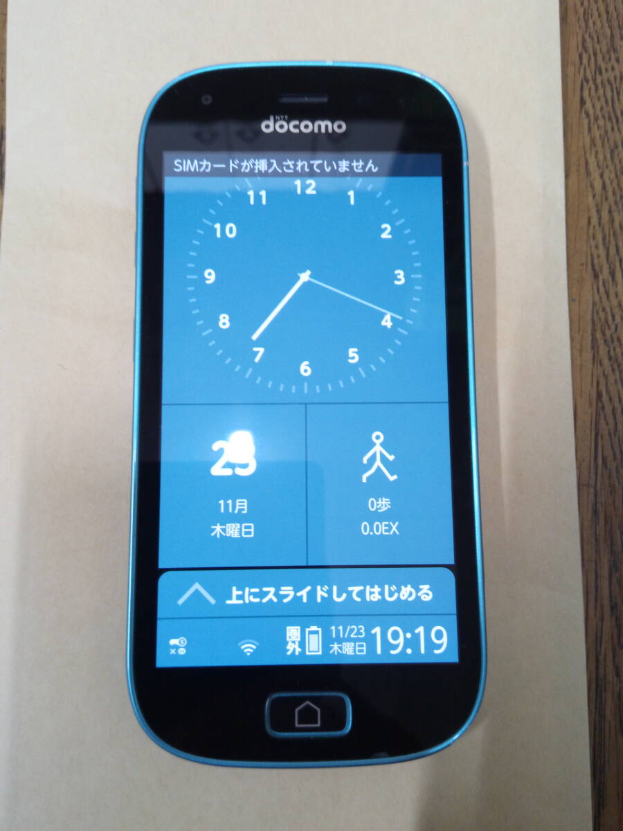 らくらくスマートフォン me F-03K ブルー_画像1