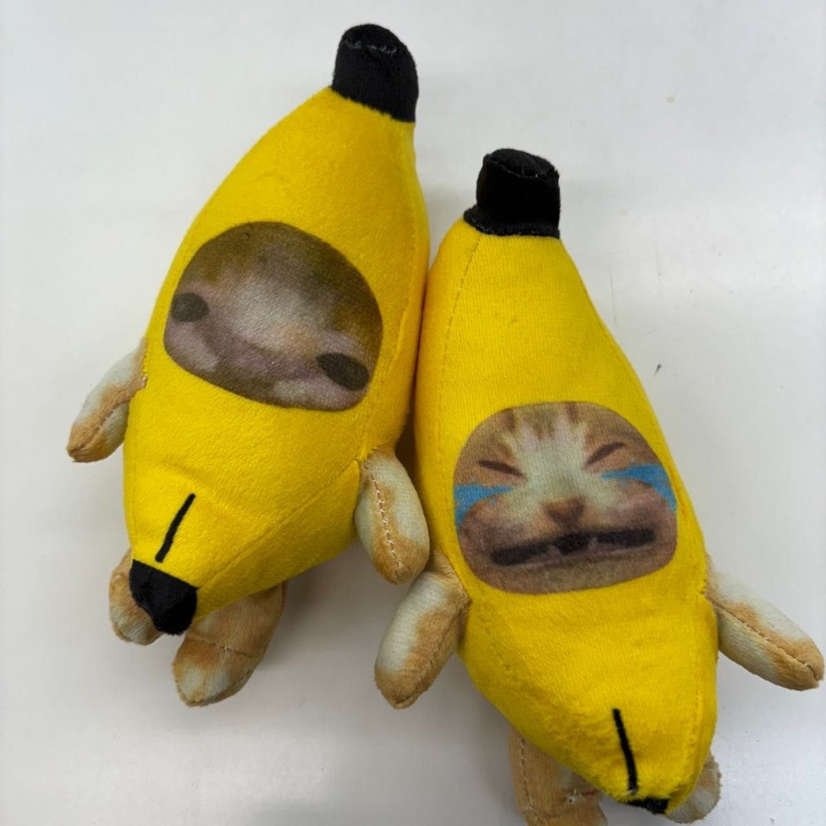 バナナ猫　2個セット　キーホルダー　猫ミーム　TikTok  バナナキャット