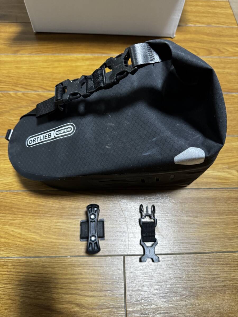 ORTLIEB/オルトリーブ サドルバッグ2 (黒) + R250延長ストラップ_延長ストラップを付けた状態