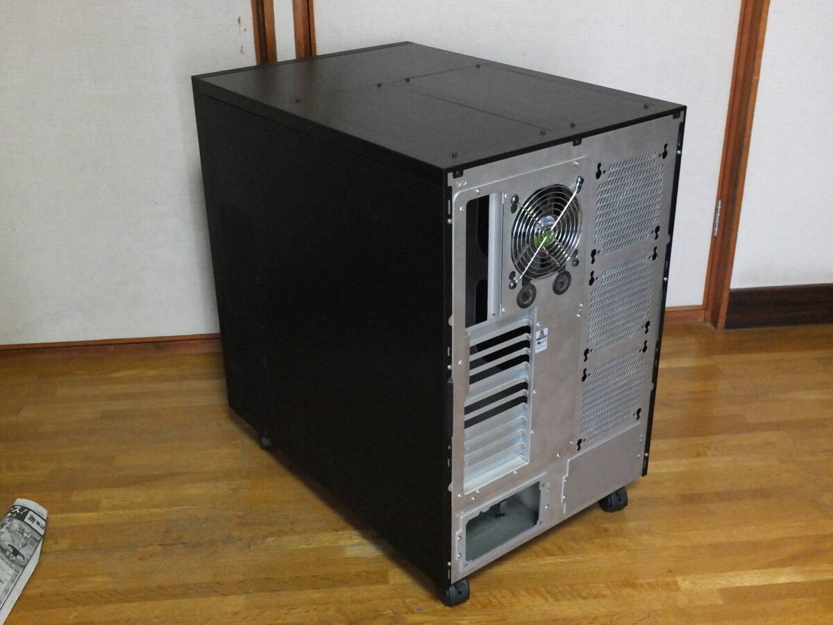 【レア！】LIANLI フルタワー ケース PC-D8000 HDD大量搭載可能！！_リアファン部に水冷チューブ取り出し口あり