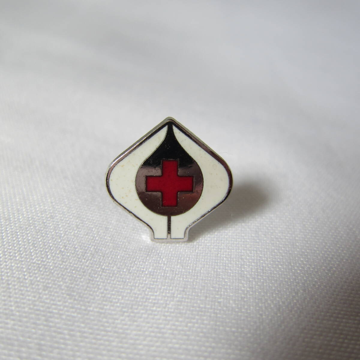 Japan red 10 character company pin badge 