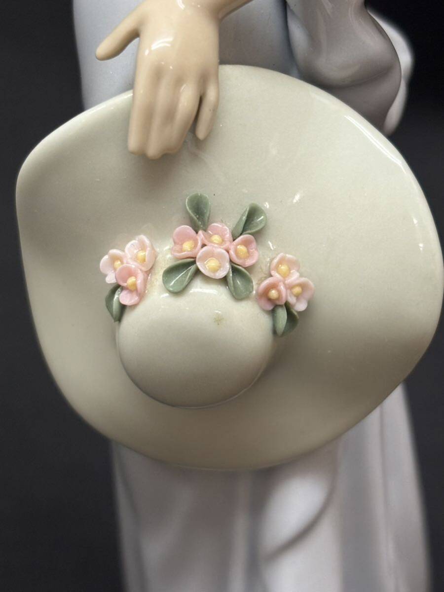 【割れあり】LLADRO 置物 リヤドロ フィギュリン 陶器人形 人形 陶器 インテリア 麦わら帽子 花 女性 女の子 りぼん e200の画像6