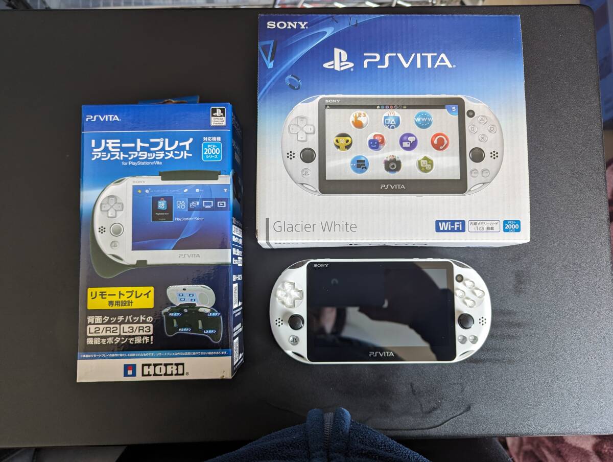 【中古】PlayStation Vita Wi-Fiモデル PCH-2000ZA22 グレイシャー・ホワイト純正メモリーカード8GB リモートプレイアシストアタッチメント_画像1