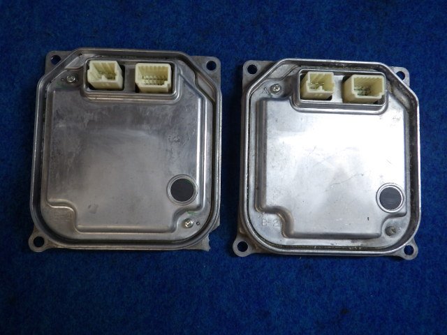 トヨタ プリウスαなど LEDヘッドライトコンピューター 左右セット 二個セット コイト 85967-47020の画像4