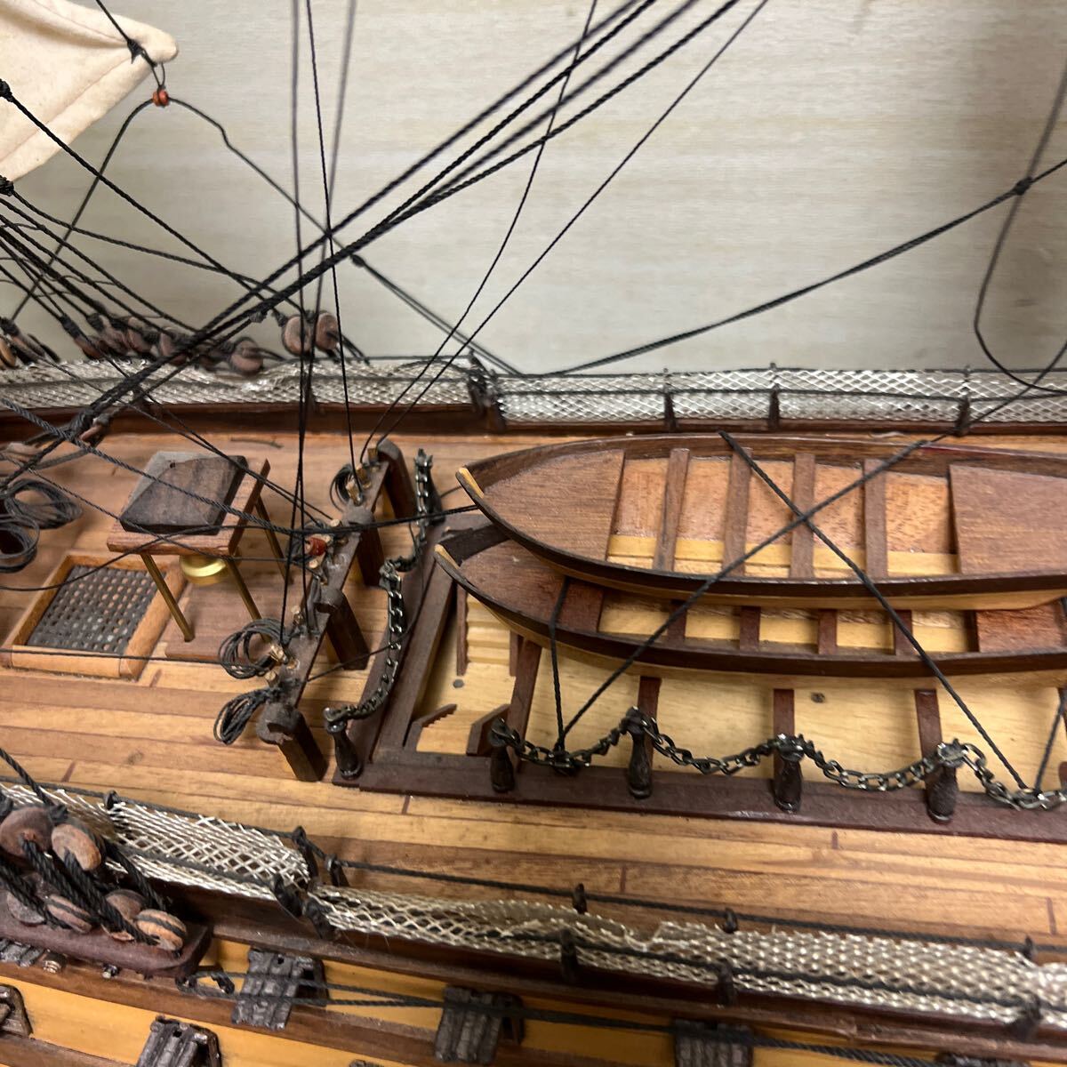 【直接引き取りのみ】t3-481 VICTORY ビクトリー号 ヴィクトリー号 帆船模型 木造船 木製 完成品 破損あり 船体サイズ約95cm 保管品の画像8