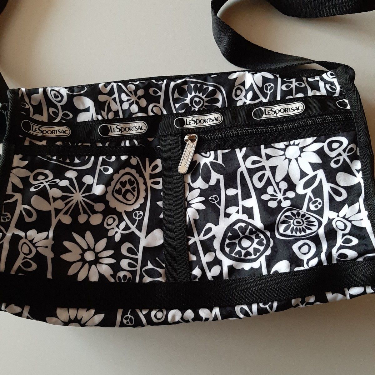 LeSportsac　ショルダーバッグ　モノクロ　花モチーフ　レスポ　 花柄