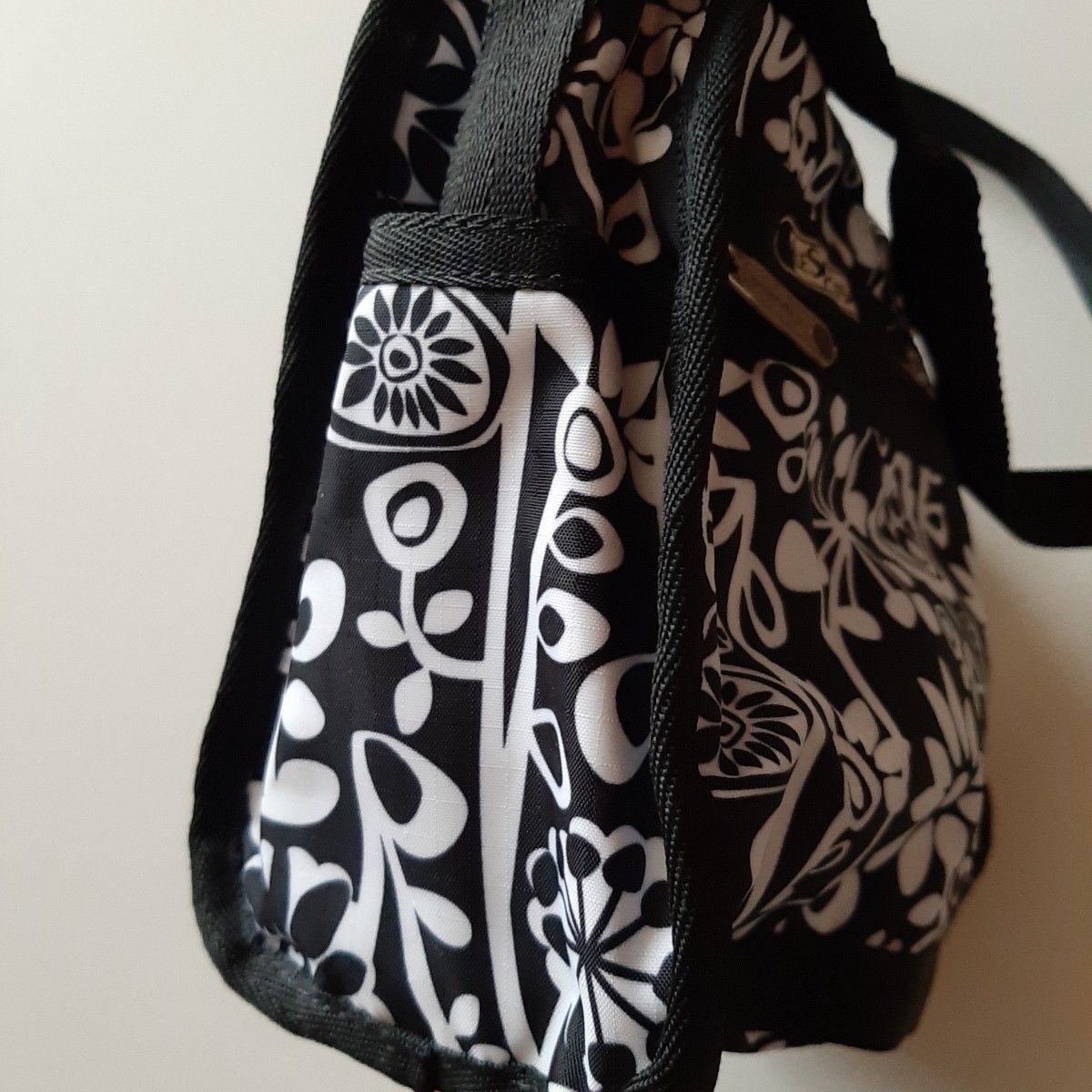 LeSportsac　ショルダーバッグ　モノクロ　花モチーフ　レスポ　 花柄