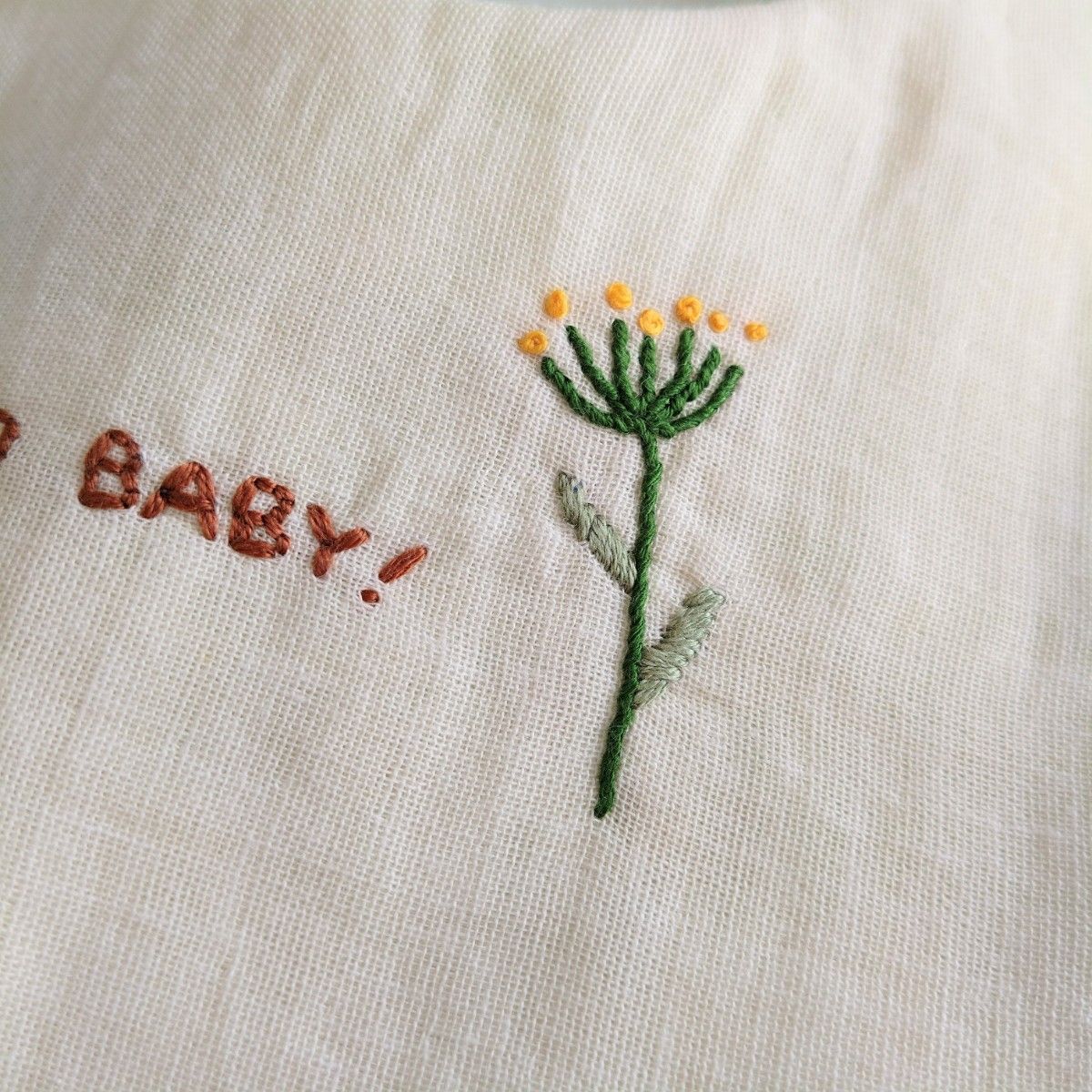 ハンドメイド　ベビースタイ　リバーシブル　ダブルガーゼ　刺繍　てんとう虫　花　みつばち