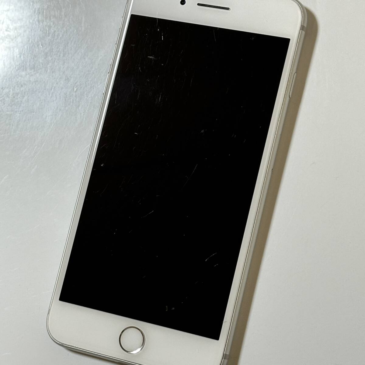 Apple SIMフリー iPhone 8 Plus シルバー 64GB MQ9L2J/A iOS16.7.6 アクティベーションロック解除済_画像5