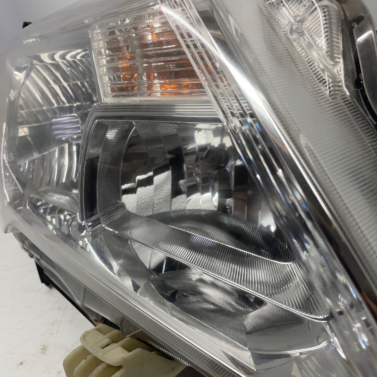 [ coating settled ] Nissan Serena NC26 C26 previous term head light headlamp right side driver`s seat driver`s seat side R xenon HID 100-23097 seal character B P50442