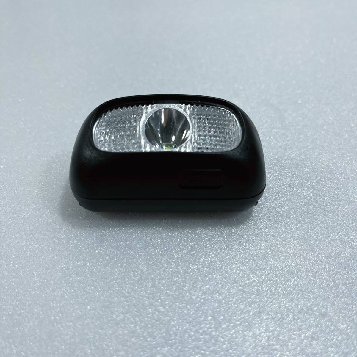 KEWISI ヘッドライト USB充電式 高輝度 LED 5種点灯モード 赤＆白ライト SOS点滅 防水防塵 アウトドア 災害 停電用 小型 40g超軽量 美品の画像9