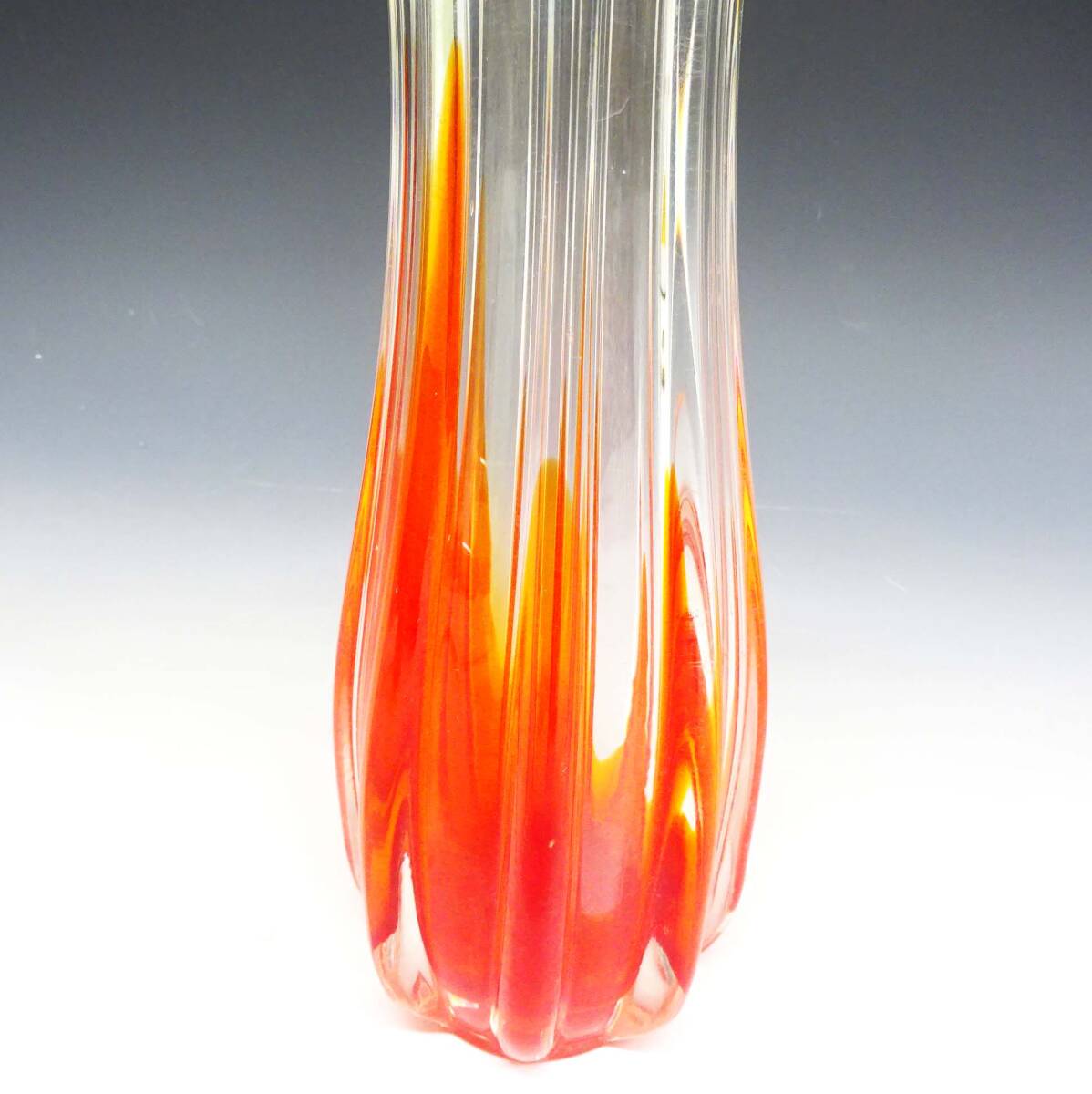 ◆(TH) 昭和レトロ ガラス製 花瓶 高さ 約27cm 口径 約5cm クリア レッド 赤 フラワーベース 変形 花びん 花器 インテリア雑貨_画像3