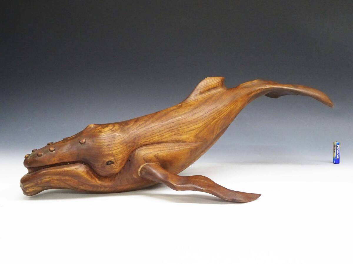 ◆(NS) 木製 木彫り クジラ 鯨 台座付 高さ 約19.5㎝ 横幅 約60.5㎝ 彫刻 木工 工芸品 オブジェ 置物 飾り物 オブジェ インテリア雑貨 _画像2