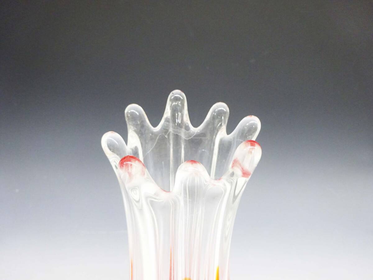 ◆(TH) 昭和レトロ ガラス製 花瓶 高さ 約27cm 口径 約5cm クリア レッド 赤 フラワーベース 変形 花びん 花器 インテリア雑貨_画像2