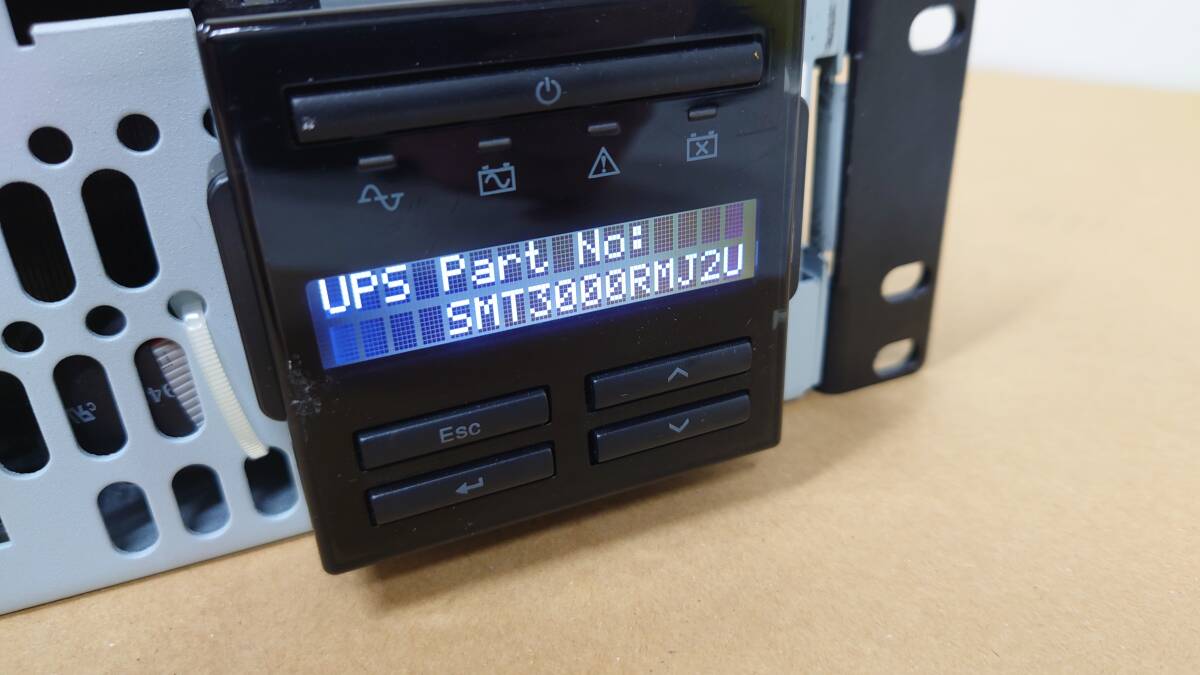 APC Smart-UPS 3000 SMT3000RMJ2U 3000VA ラックマウント 2U 100V 無停電電源装置 通電確認_画像6