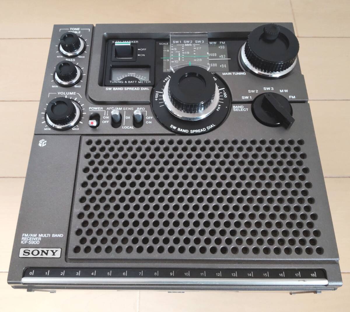 【BCL名機・美品】ICF-5900（スカイセンサー）トランジスタ一部交換済・ワイドFM対応♪・高照度電球色LED 新品ACアダプタ＆取説コピー等_全体的に年式を感じさせない美品です。