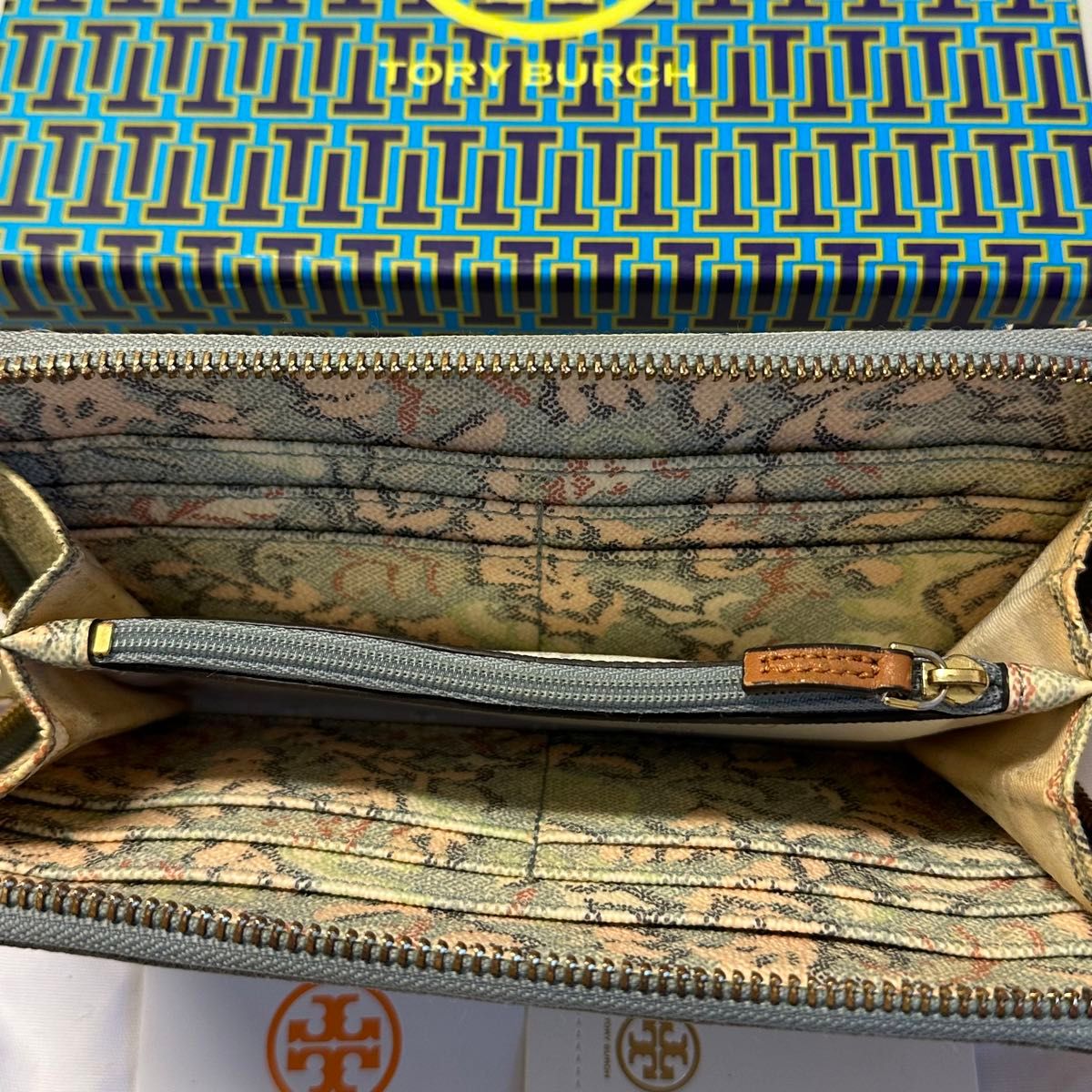 新品同様！　トリーバーチ　TORYBURCH 財布 長財布　ラウンドファスナー