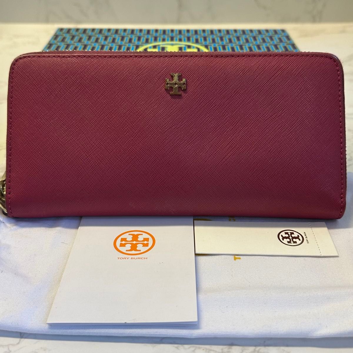 新品同様！　トリーバーチ　TORYBURCH 財布 長財布 ラウンドファスナー