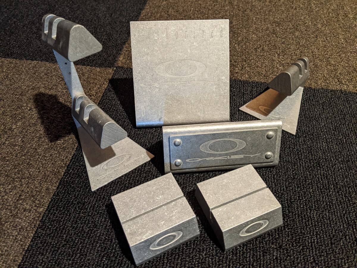 8750円 OAKLEY オークレイ時代 アルミ サングラススタンド 8750円 OAKLEY オークレイ時代 アルミ サングラススタンド