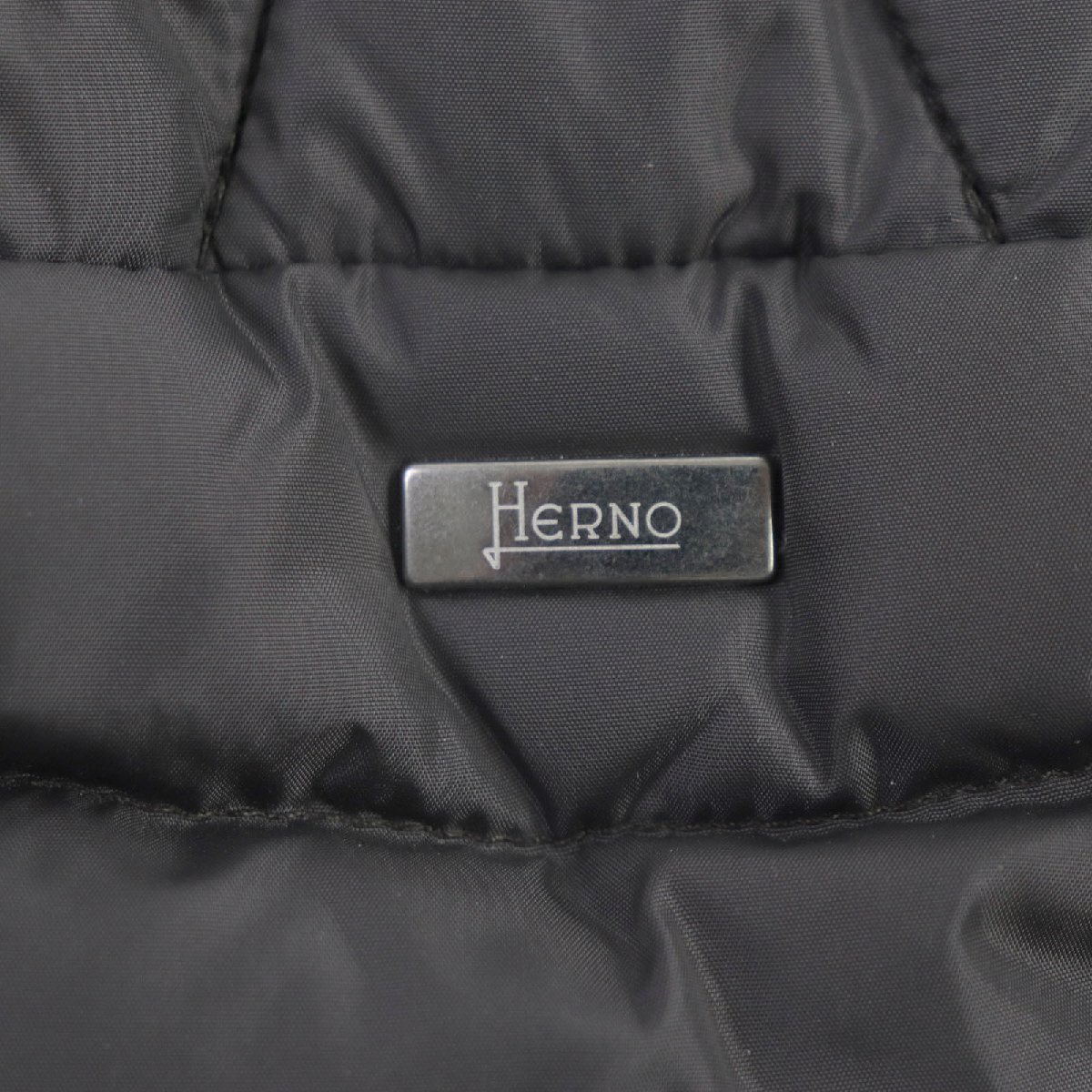 美品 Herno ヘルノ PI0191U シルバーロゴ金具・フード付き WZIP ダウンコート チャコール 44 ハンガー・ガーメント付き 正規品 メンズ_画像6