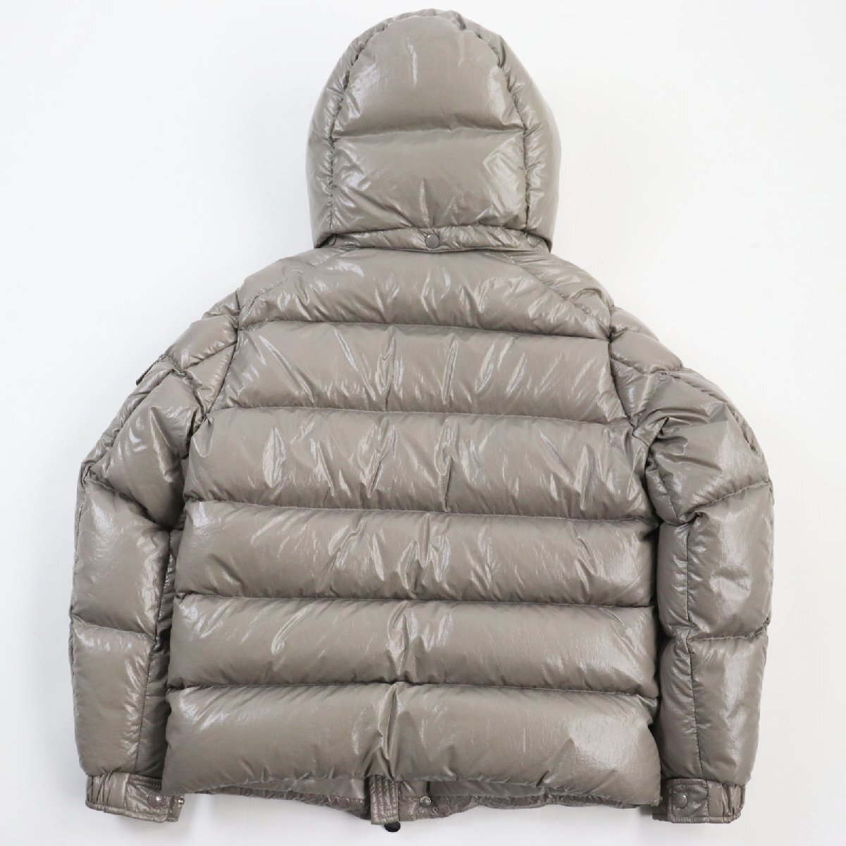 未使用品●MONCLER モンクレール 2022年製 MAYA マヤ 70周年記念 ロゴワッペン付 フーデッドダウンジャケット グレージュ 00 正規品 メンズ_画像4