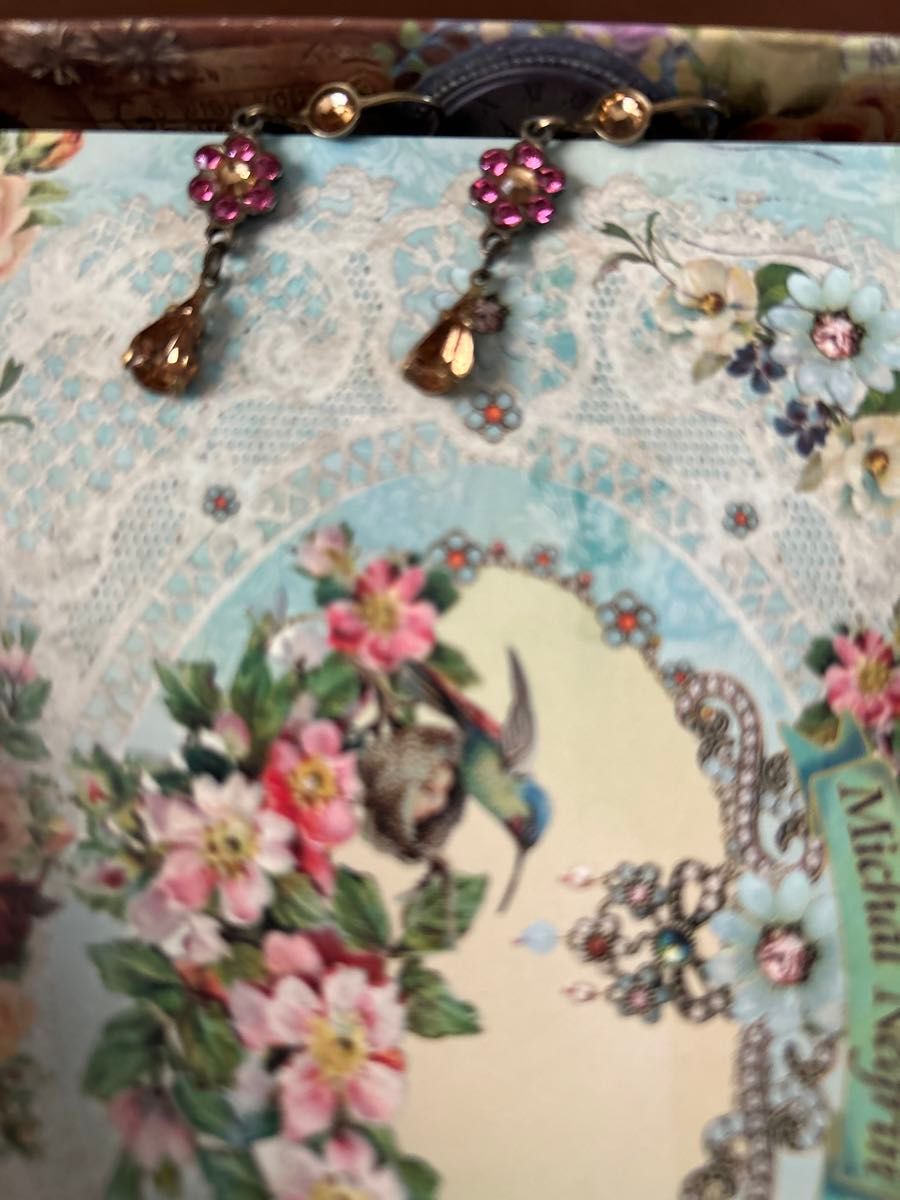 ◎5月末迄◎ ミハエルネグリン Michal Negrin アンティーク調加工 ピンク×トパーズ×小花雫フックピアス未使用保管美品