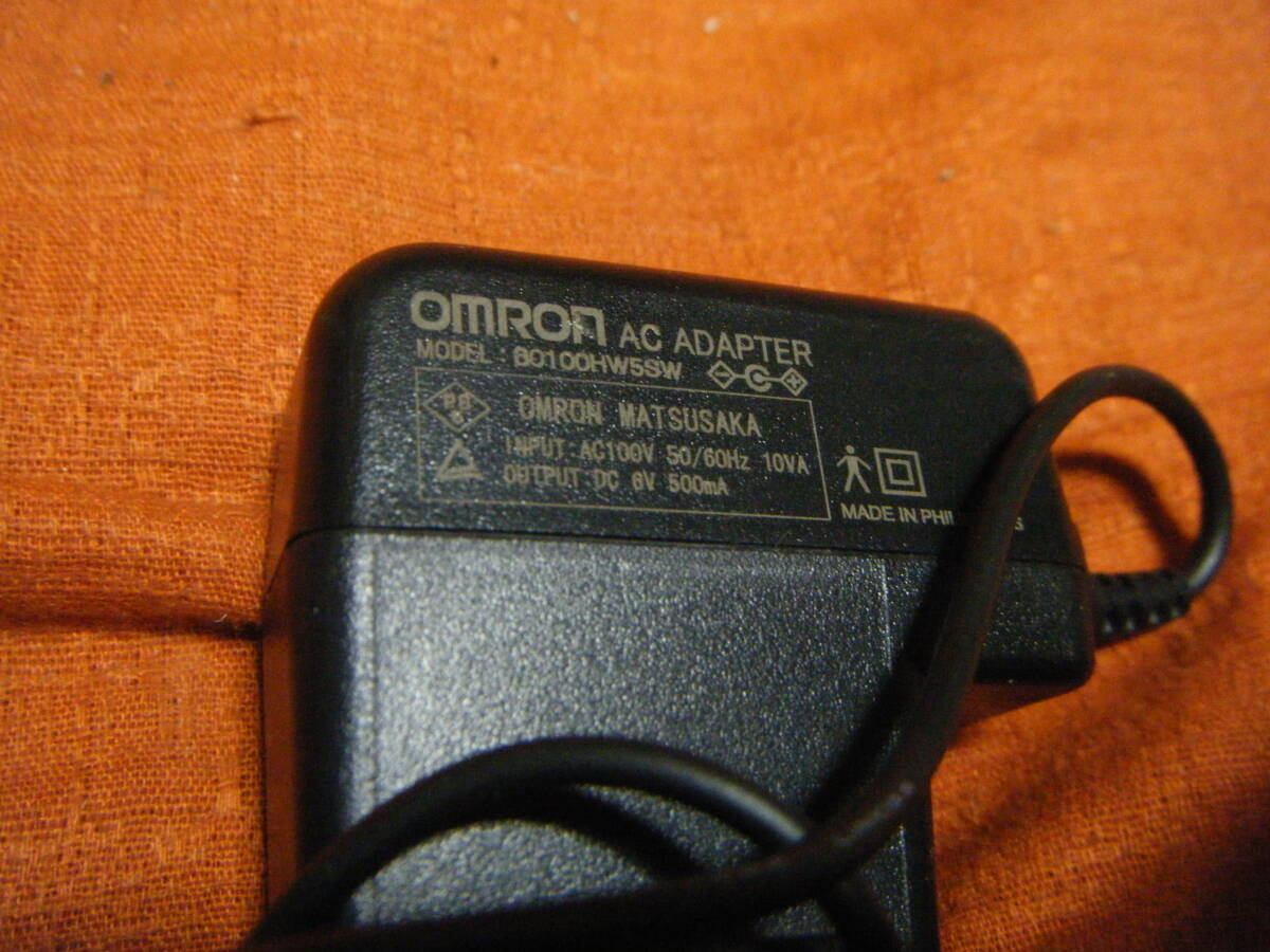 ●OMRON オムロン 60100HW5SW 6V 500mA ACアダプタ HSL-101上腕式 血圧計 ●_画像2