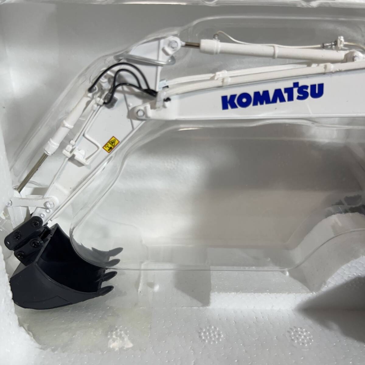 限定　コマツ　KOMATSU　PC210LC-11　限定750台　エクスカベーター　ホワイトエディション　１/50　ミニカー　3-13　_画像3