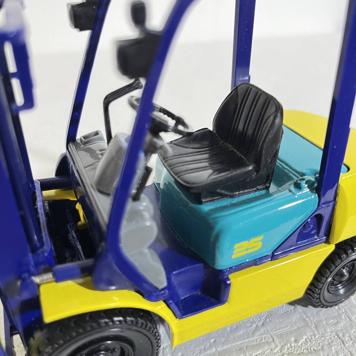 コマツ　KOMATSU　FD25-12　フォークリフト　１/20 　ミニカー　10‐7_画像6