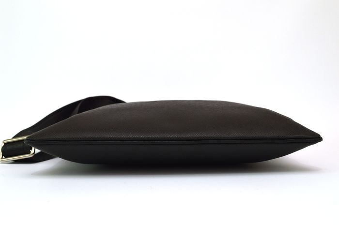 【極美品】ルイヴィトン Louis Vuitton タイガ サシャ アルドワーズ ショルダーバッグ 斜め掛け ブラック メンズ M32712 1円の画像5