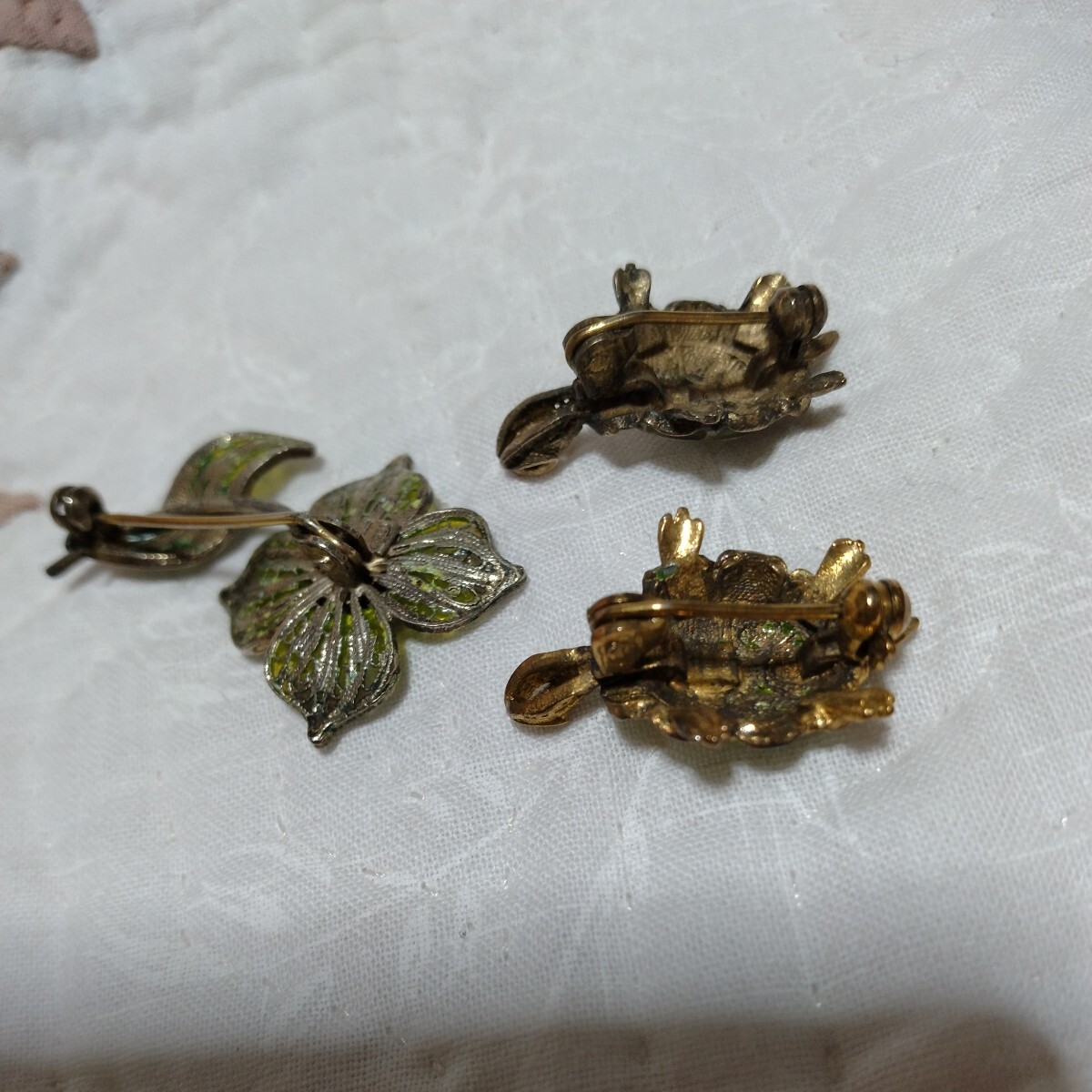 ヴィンテージ戦前の七宝ブローチ　花と亀２匹　繊細な細工_画像3