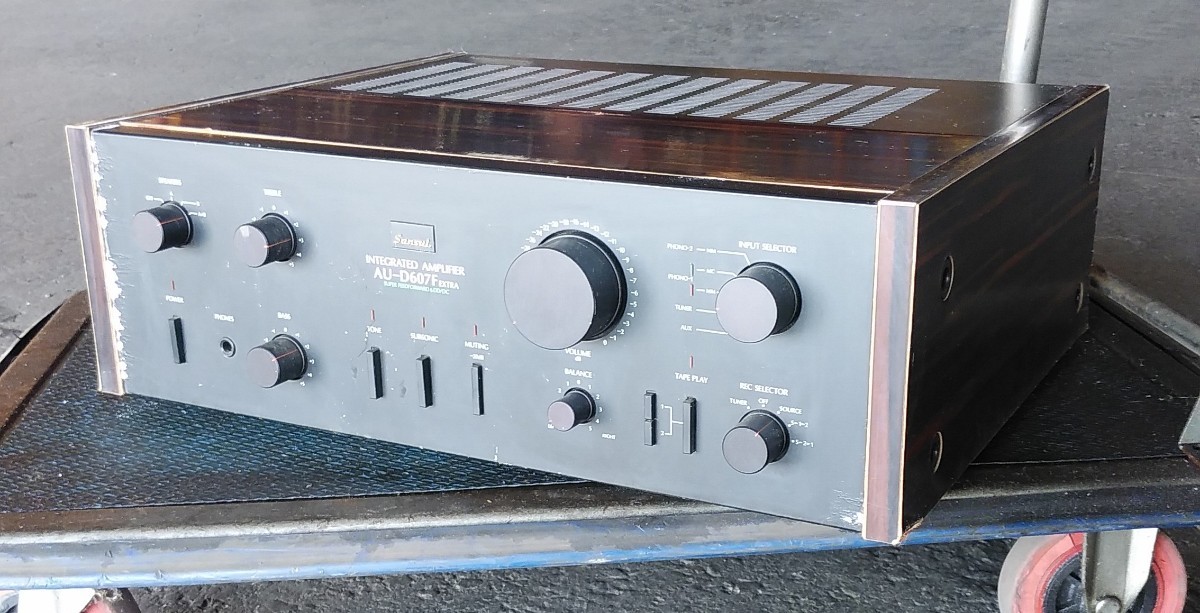 【ジャンク扱い・通電確認】山水 sansui プリメインアンプAU-D607F EXTRA オーディオ機器 ステレオ アンプ 名機_画像2