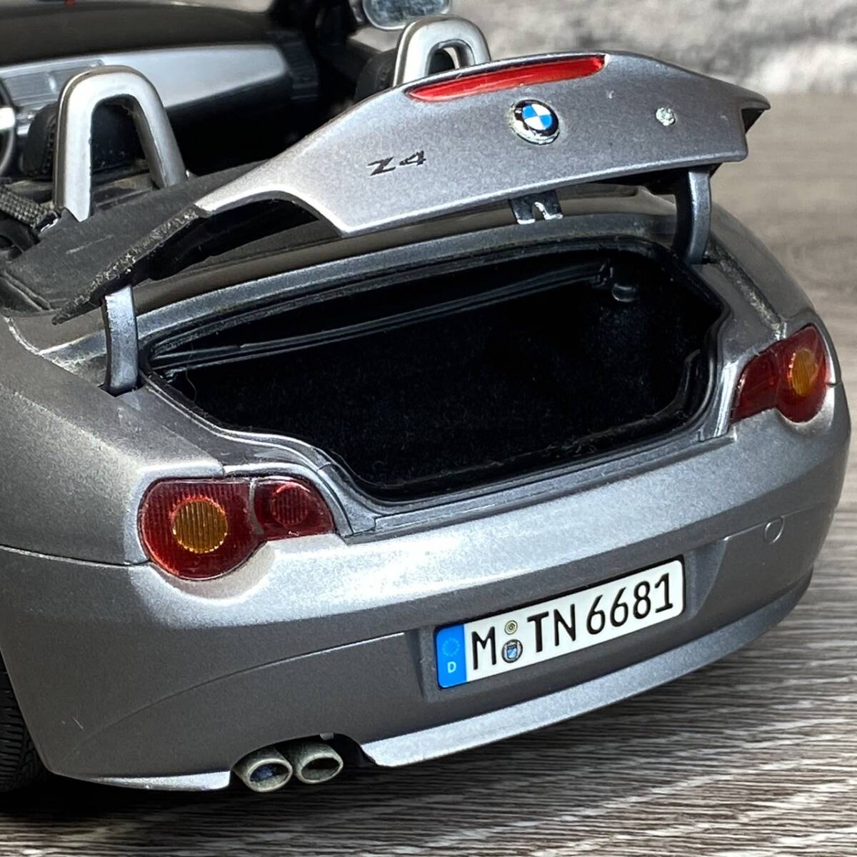 Bibian 比比昂- 【YH-8316】ジャンク品Kyosho BMW Z4 1/18 京商 Bibian 比比昂- 【YH-8316】ジャンク品Kyosho BMW Z4 1/18 京商
