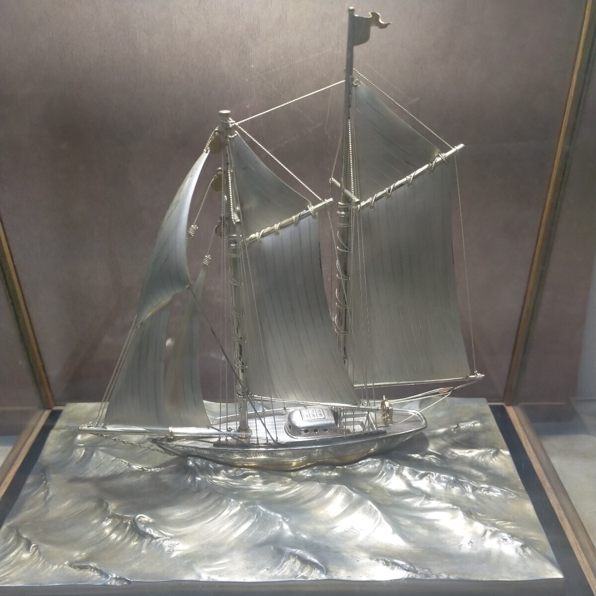 SILVER 970 刻印有 銀ヨット / 帆船 ガラスケース 置物 インテリア / 銀細工 / (AＹ)の画像1