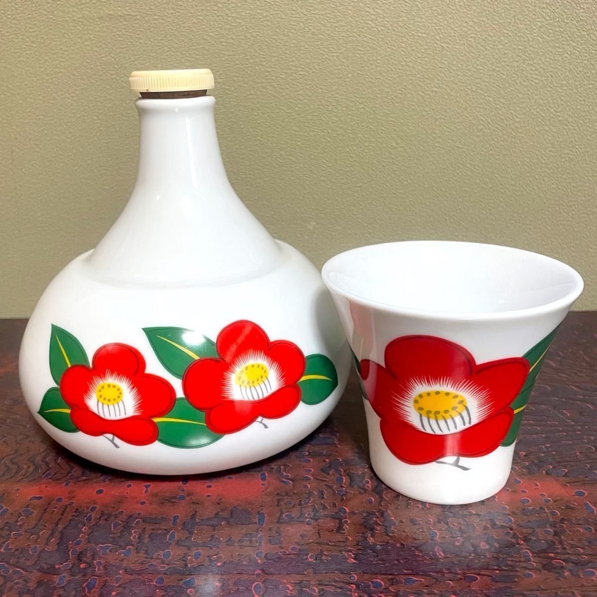 お酒空き瓶 蓋付き陶器製 コップ 椿 花柄 インテリア 花瓶