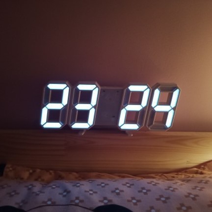 LED デジタル時計 3D 立体 置き時計 壁掛け 白 韓国 光る 映え 卓上 ホワイト 目覚まし アラーム USB SNS おしゃれ 日付表示 温度表示の画像3