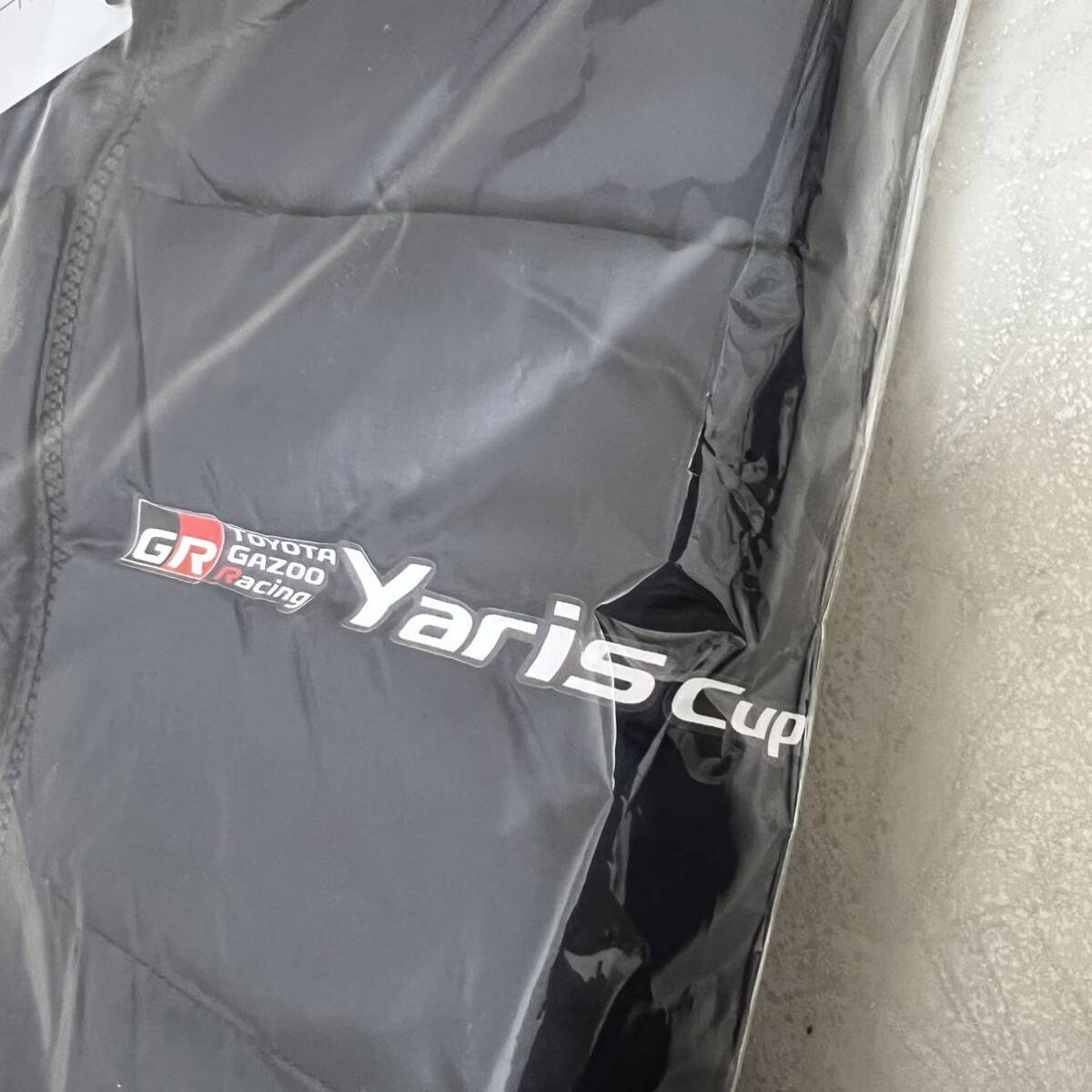 非売品 新品 TOYOTA GAZOO Racing Yaris Cup ウルトラライト ダウンベスト 超貴重品 ユニクロ 黒 Sの画像3