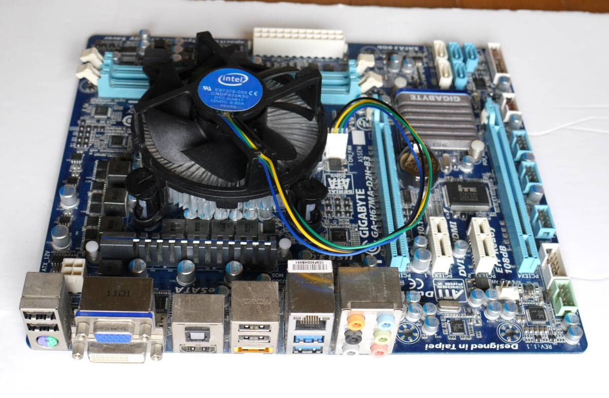 GIGABYTE GA-H67MA-D2H-B3 // intel CORE i5-2500(LGA1155) 3.3GHz // CORSAIR DDR3 8GB ＝MB・CPU・メモリ３点セット_画像2