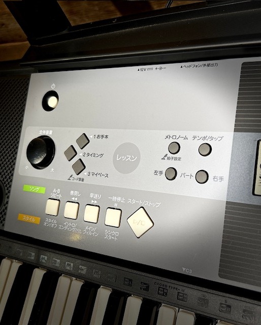 ヤマハ　YAMAHA　PSR-E233　電子キーボード　電子ピアノ　専用スタンド　ヘッドフォン付き　_画像5