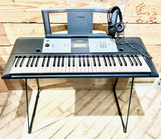 ヤマハ　YAMAHA　PSR-E233　電子キーボード　電子ピアノ　専用スタンド　ヘッドフォン付き　_画像1