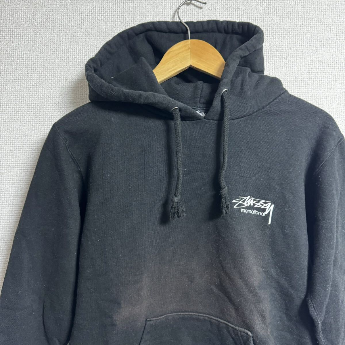 【人気】stussy パーカー ブラック バックプリントあり sサイズ フェード 厚手の画像5